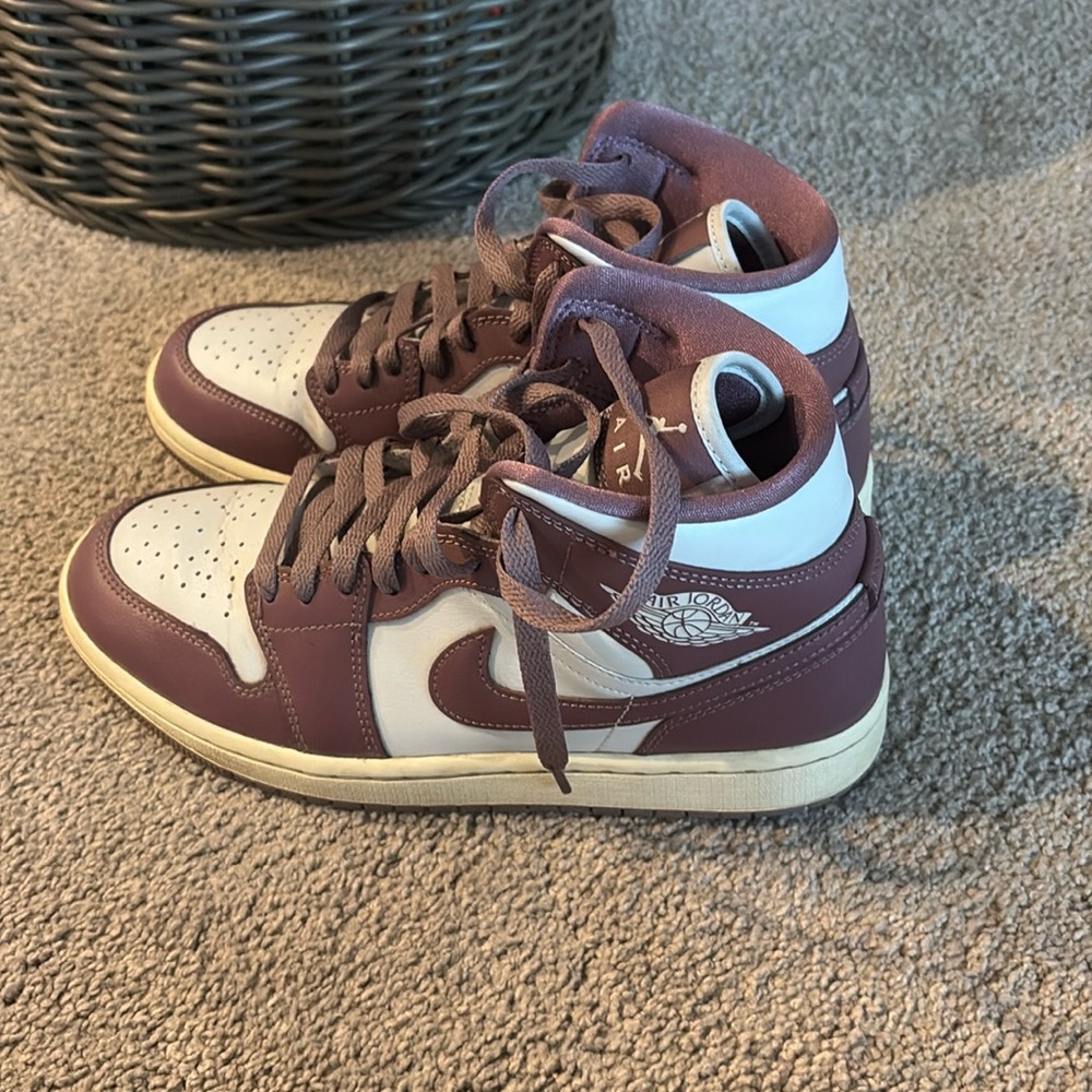 Jordan 1 mids.
